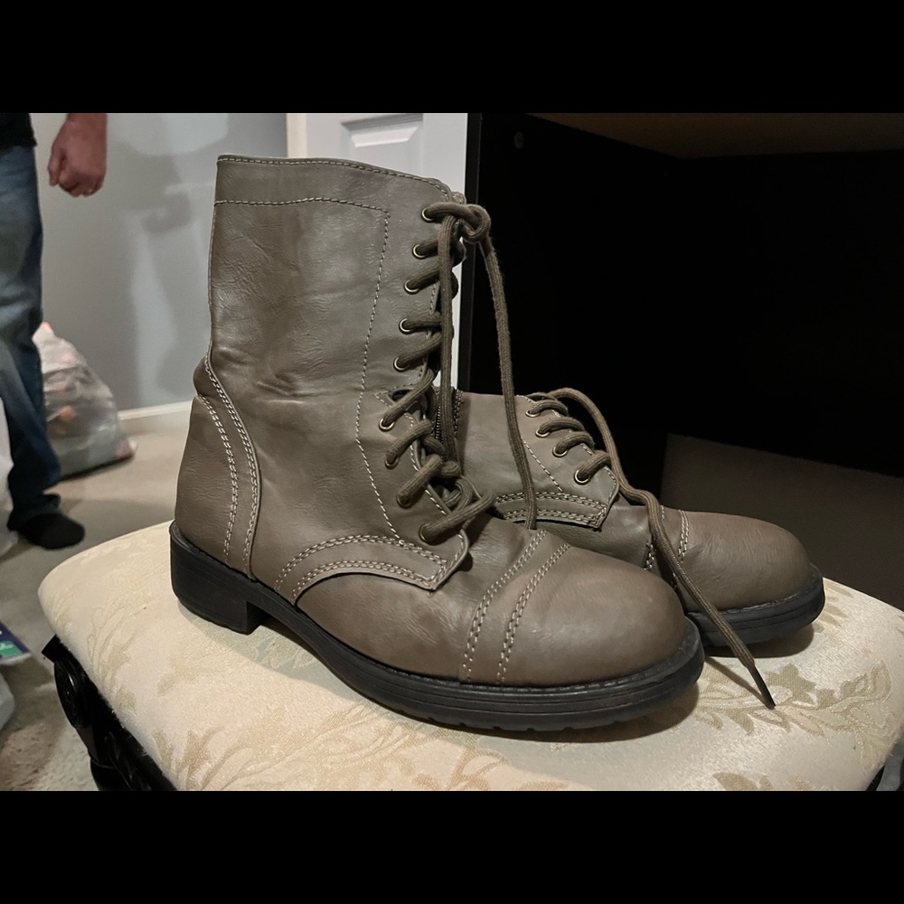 Grey combat boots Lightly woren